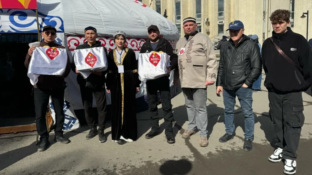 "Адал Ас" компаниясы Наурыз мейрамында тегін бауырсақ таратып, Тұсаукесу рәсіміне қатысты